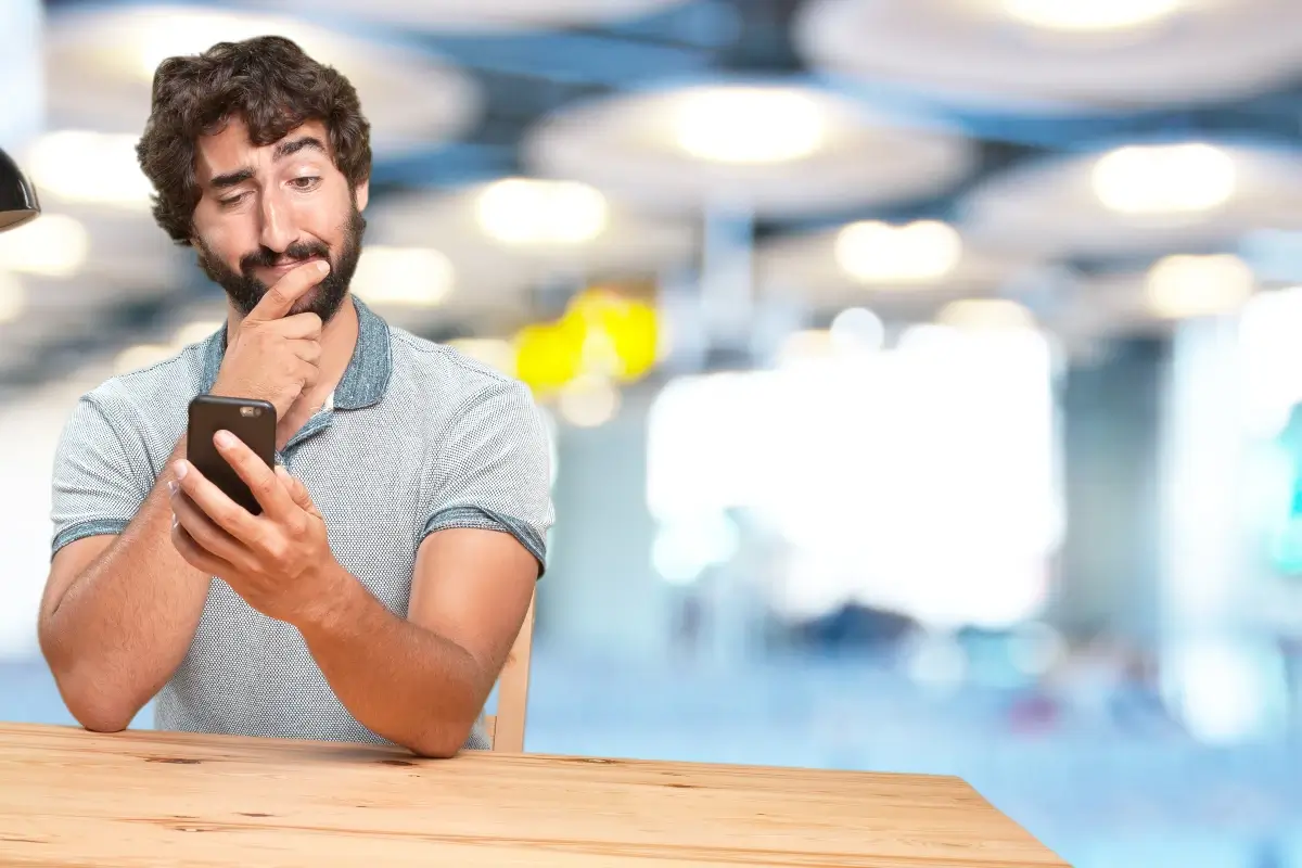 Profissional analisando fornecedores para criação de site