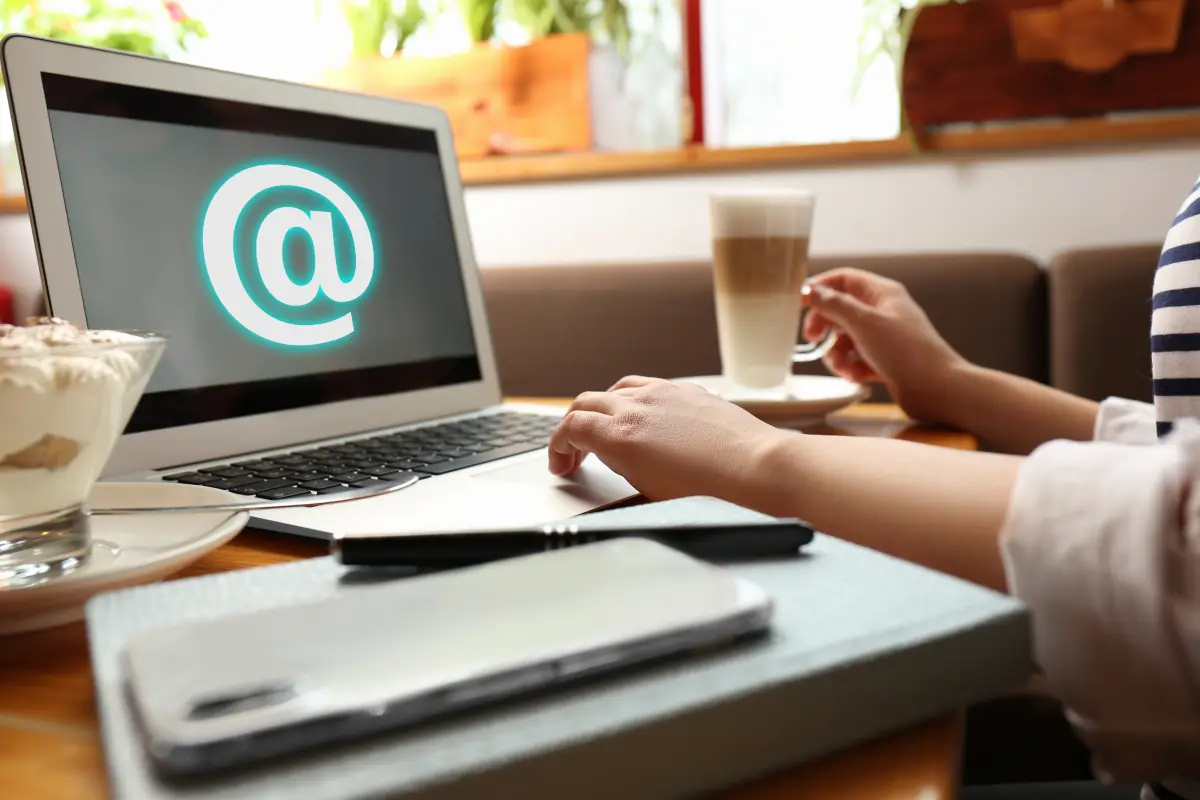 Pessoa acessando e-mail profissional no notebook