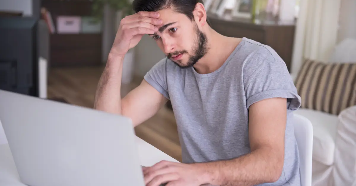 Tela de site antigo com aviso de erro e baixa performance