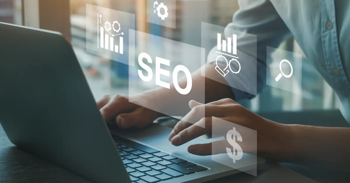 Pessoa usando notebook com elementos visuais de SEO na tela
