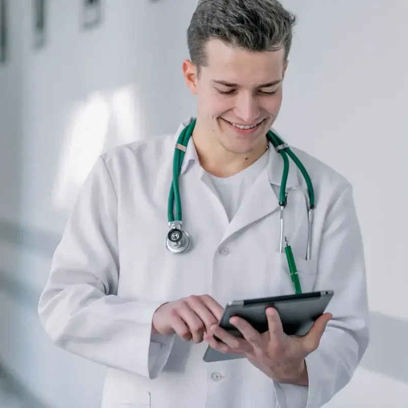 Médico consultando informações em um tablet