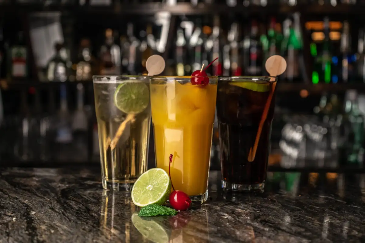 Bartender em evento premium com site moderno