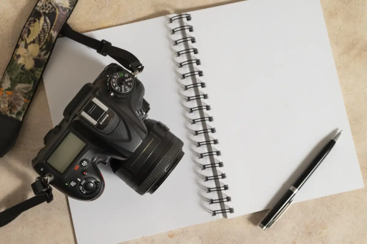 Estúdio de ensaio com agenda e equipamentos destacados