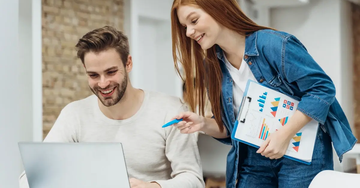 Equipe analisando resultados de campanhas digitais em um notebook