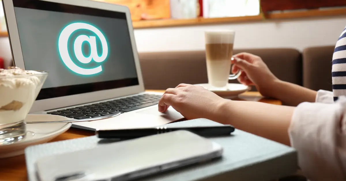Pessoa acessando e-mail profissional no notebook